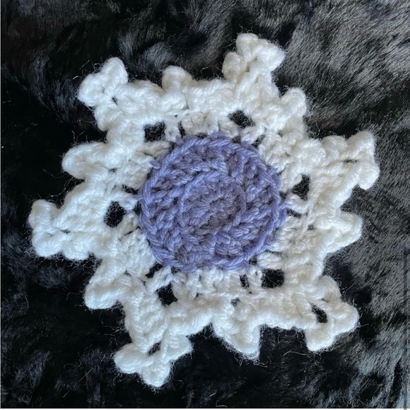NWT crocheted periwinkle, purple center, snowflake coasters set of four - Picture 3 of 4